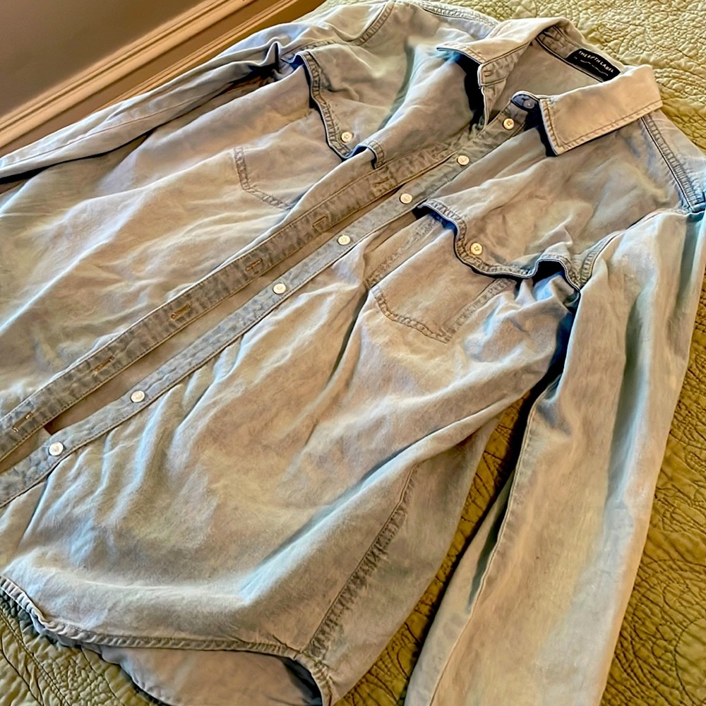 Vintage jean wash button up size XS.  Needs button sewn on (button included).